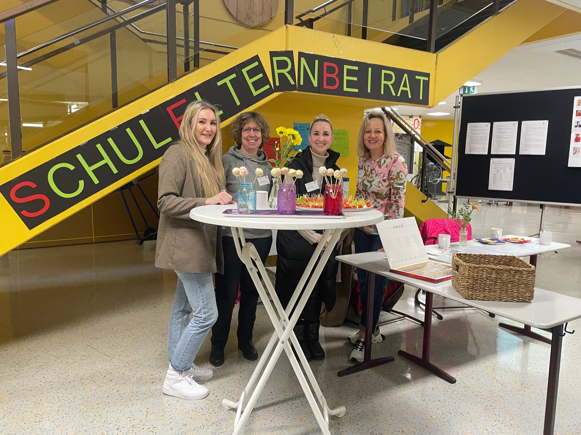 Auch der Schulelternbeirat unterstützte tatkräftig. Hier (v.l.n.r.) Frau Annegret Kitzbichler, Frau Heike Grübel, Frau Stephanie Ward und Frau Birgit van Beek. Es fehlt Herr Dr. Marc Hunger.JPG