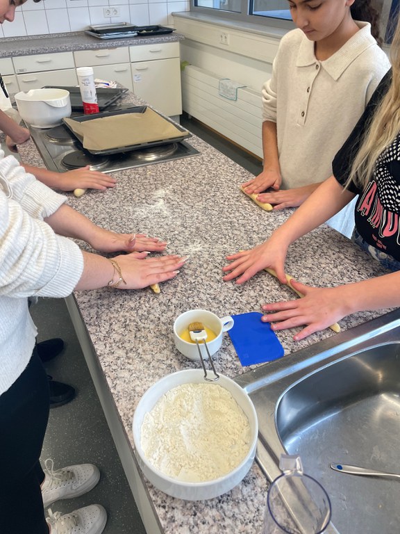 Besonders gut duftete es aus der Schulküche, in der Brezel gemacht und verköstigt wurden (2).png