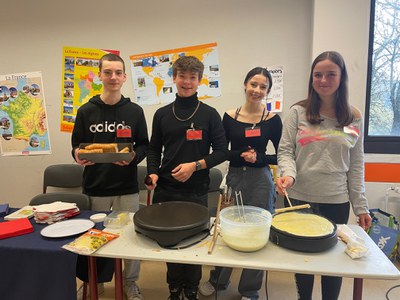 Die SchülerInnen bereiteten leckere Crêpes vor..JPG